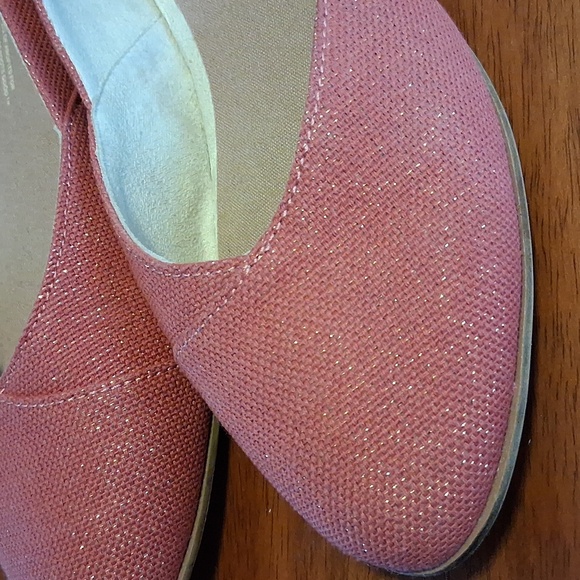 TOMS Women's Pink & Gold Slip On Flats Closed Toe Loafers Sz 7.5M - Picture 10 of 10